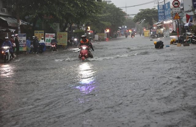 Nhiều tuyến phố tại TP Hồ Chí Minh ngập sâu sau mưa lớn - Ảnh 7.