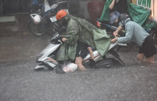 Nhiều tuyến phố tại TP Hồ Chí Minh ngập sâu sau mưa lớn - Ảnh 8.