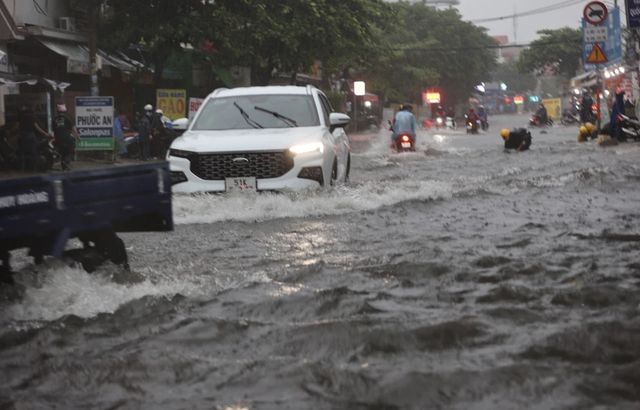 Nhiều tuyến phố tại TP Hồ Chí Minh ngập sâu sau mưa lớn - Ảnh 9.
