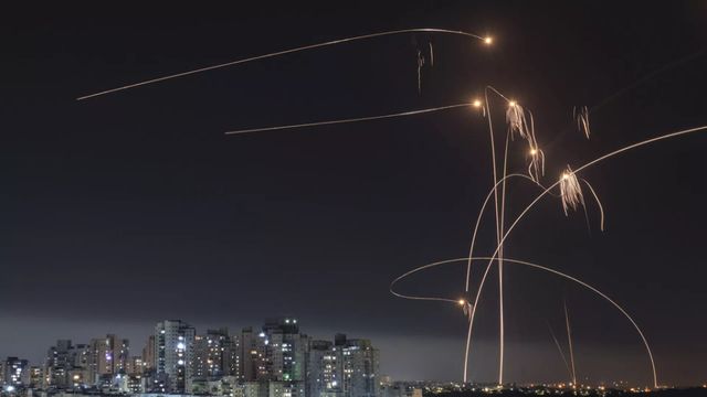 Vòm sắt của Israel đánh chặn tên lửa bắn từ Dải Gaza - Ảnh 1.