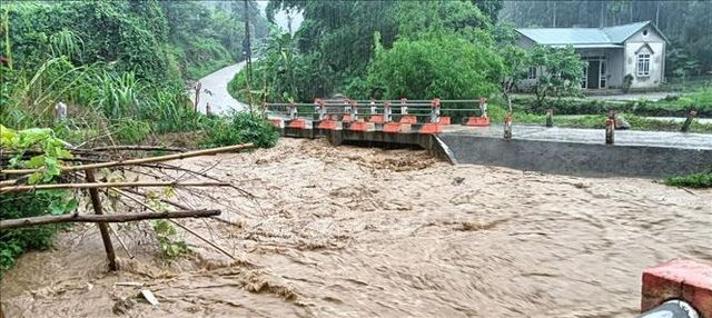 Mưa lớn gây sạt lở, ngập lụt, chia cắt nhiều tuyến đường - Ảnh 1.