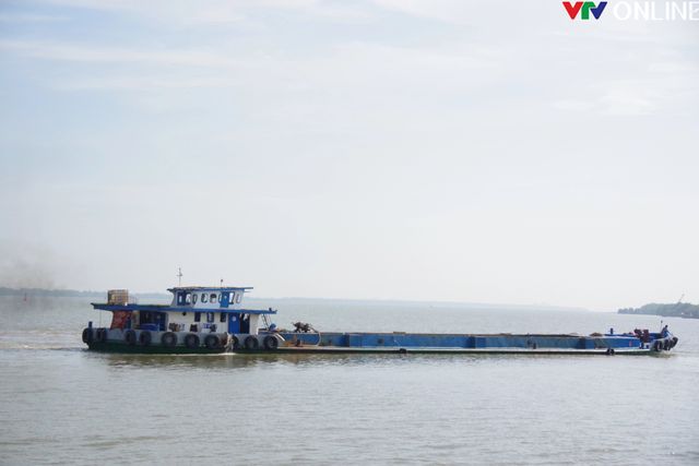 Tiền Giang: Bắt giữ 2 tàu vận chuyển cát không hóa đơn trên sông Soài Rạp - Ảnh 1.