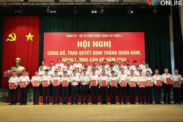 Thăng quân hàm cho nhiều cán bộ, chiến sĩ cảnh sát biển trước hạn - Ảnh 1.