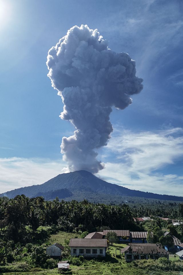 Indonesia nâng cảnh báo lên mức cao nhất đối với núi lửa Ibu - Ảnh 1.