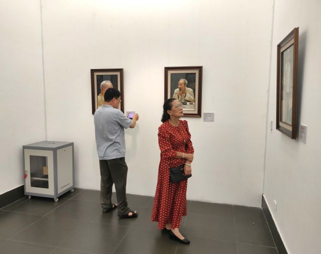 Khai mạc triển lãm Tấm lòng của họa sĩ Việt kiều với Bác Hồ - Ảnh 4.