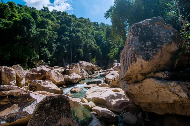 Trekking xuyên rừng, ngâm mình trong làn nước suối tại Ba Hồ, Khánh Hòa - Ảnh 7.