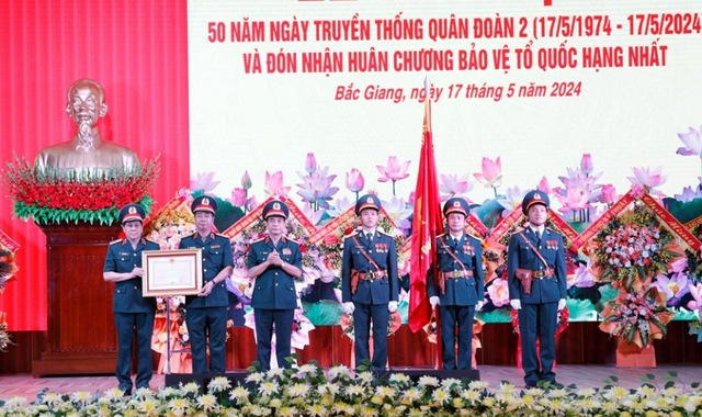 Quân đoàn 2 đón nhận huân chương Bảo vệ Tổ quốc hạng Nhất - Ảnh 2.