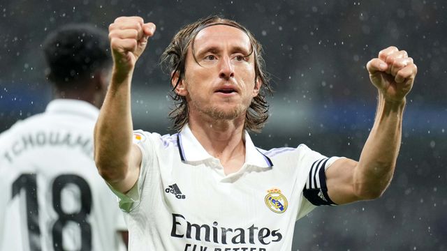 Brighton chia tay HLV De Zebri, Real Madrid gia hạn với Modric - Ảnh 2.