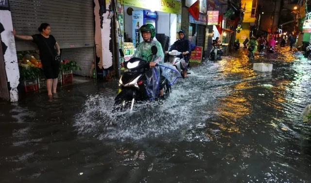 Mưa lớn gây ngập úng cục bộ tại Hà Nội - Ảnh 1.