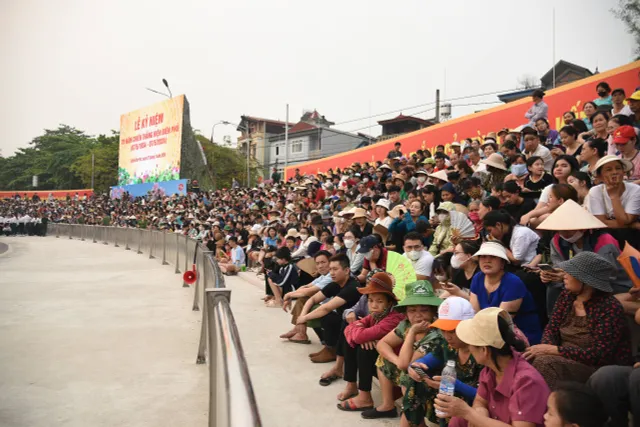 Người dân Điện Biên tiếp đồ ăn, nước uống, hát cùng chiến sĩ luyện tập diễu binh, diễu hành - Ảnh 6. Người dân Điện Biên tiếp đồ ăn, nước uống, hát cùng chiến sĩ luyện tập diễu binh, diễu hành - Ảnh 6.