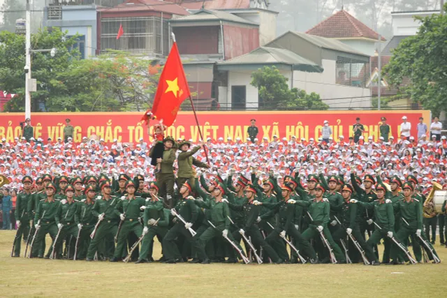 Người dân Điện Biên tiếp đồ ăn, nước uống, hát cùng chiến sĩ luyện tập diễu binh, diễu hành - Ảnh 2. Người dân Điện Biên tiếp đồ ăn, nước uống, hát cùng chiến sĩ luyện tập diễu binh, diễu hành - Ảnh 2.