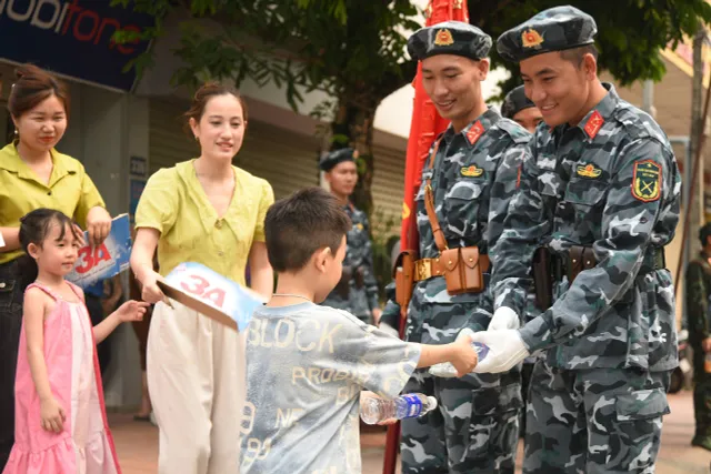 Người dân Điện Biên tiếp đồ ăn, nước uống, hát cùng chiến sĩ luyện tập diễu binh, diễu hành - Ảnh 8. Người dân Điện Biên tiếp đồ ăn, nước uống, hát cùng chiến sĩ luyện tập diễu binh, diễu hành - Ảnh 8.