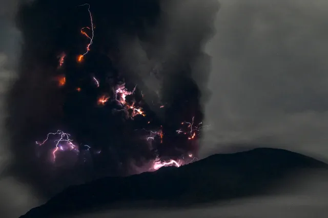 Núi lửa Ibu phun trào ở Indonesia khiến cư dân ở 7 ngôi làng phải sơ tán - Ảnh 1.