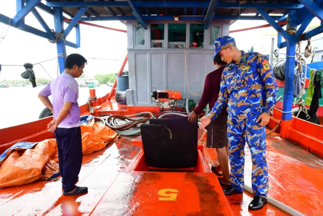 Biên phòng phát hiện tàu vận chuyển hơn 45.000 lít dầu không rõ nguồn gốc - Ảnh 1.