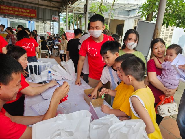 Hơn 2000 trẻ em được khám sàng lọc bệnh tim bẩm sinh tại tỉnh Thái Bình - Ảnh 10.