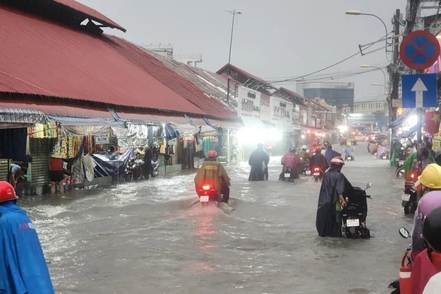 Đường ngập sâu sau mưa lớn ở TP Hồ Chí Minh, người dân chật vật di chuyển - Ảnh 1.