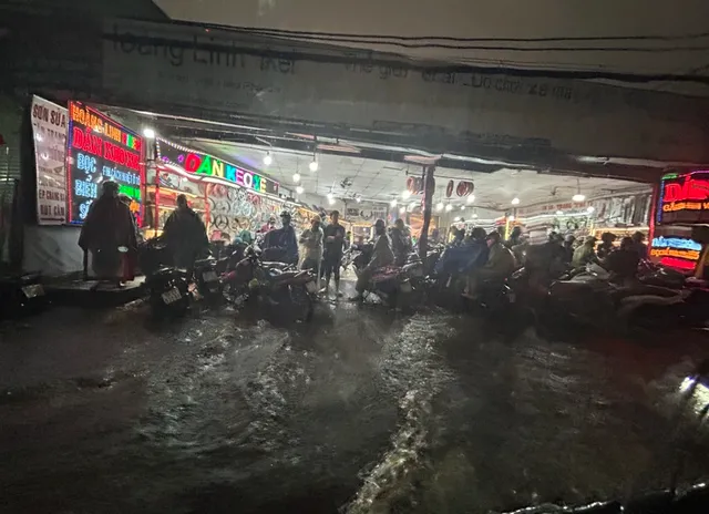 Đường ngập sâu sau mưa lớn ở TP Hồ Chí Minh, người dân chật vật di chuyển - Ảnh 2.
