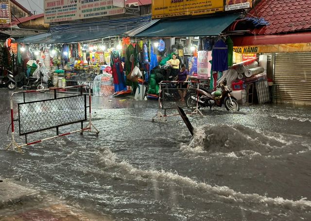 Đường ngập sâu sau mưa lớn ở TP Hồ Chí Minh, người dân chật vật di chuyển - Ảnh 6.
