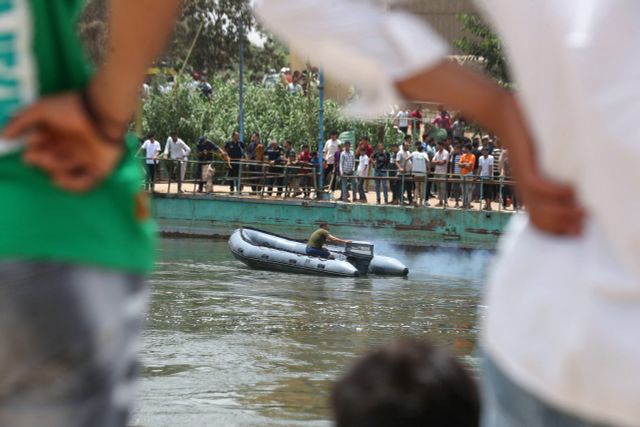 Xe bus lao khỏi phà xuống sông Nile ở Ai Cập khiến 10 người thiệt mạng - Ảnh 3.