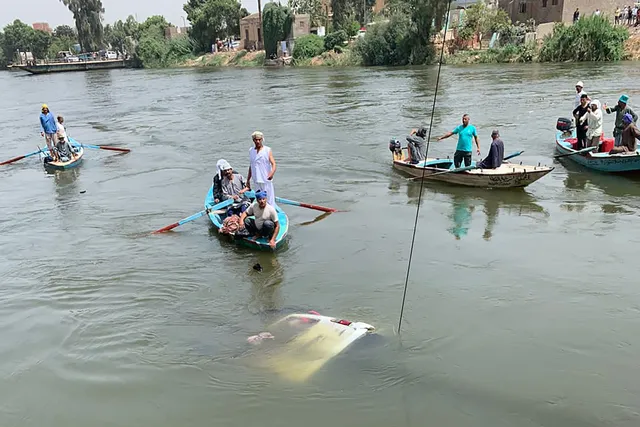 Xe bus lao khỏi phà xuống sông Nile ở Ai Cập khiến 10 người thiệt mạng - Ảnh 2.