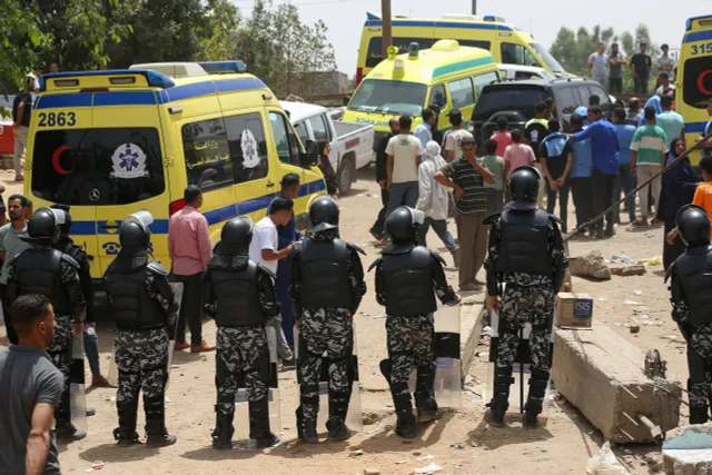 Xe bus lao khỏi phà xuống sông Nile ở Ai Cập khiến 10 người thiệt mạng - Ảnh 4.