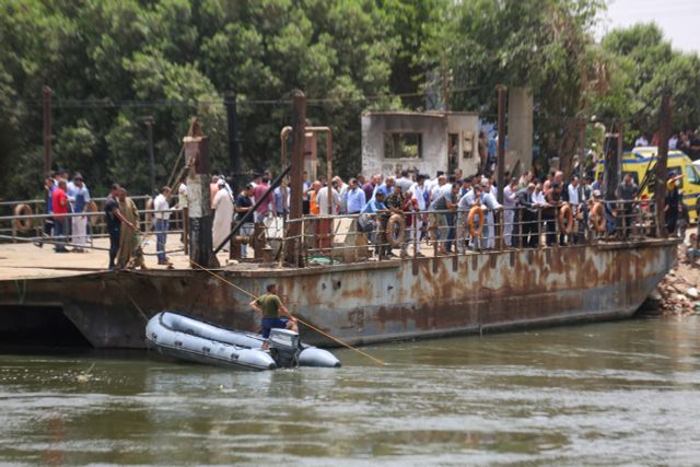 Xe bus lao khỏi phà xuống sông Nile ở Ai Cập khiến 10 người thiệt mạng - Ảnh 1.