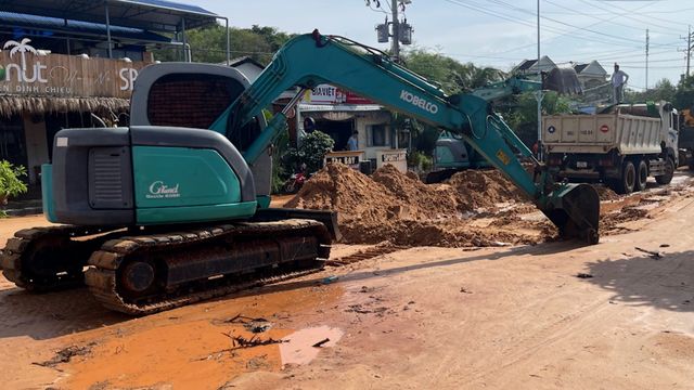 Bình Thuận: Cát vùi lấp đường xá, xe cộ sau mưa lớn - Ảnh 2.