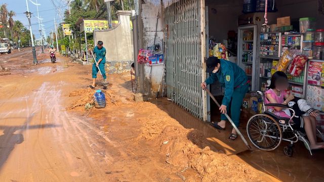 Bình Thuận: Cát vùi lấp đường xá, xe cộ sau mưa lớn - Ảnh 4.