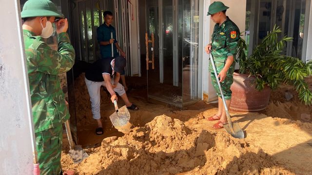 Bình Thuận: Cát vùi lấp đường xá, xe cộ sau mưa lớn - Ảnh 3.