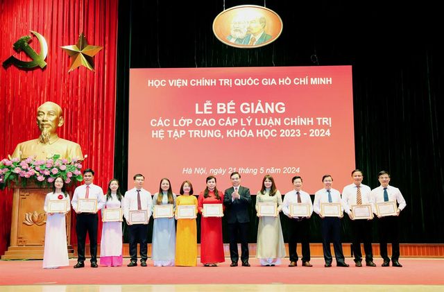 Bế giảng các Lớp cao cấp lý luận chính trị hệ tập trung khóa học 2023-2024 - Ảnh 5.