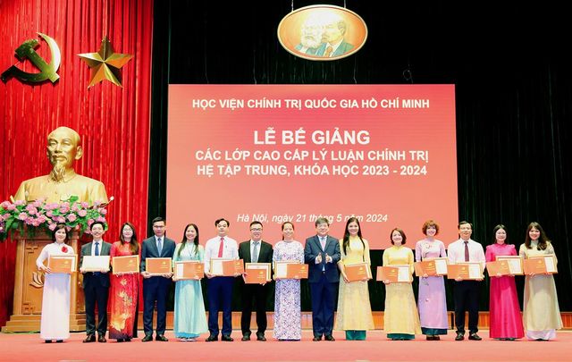 Bế giảng các Lớp cao cấp lý luận chính trị hệ tập trung khóa học 2023-2024 - Ảnh 4.