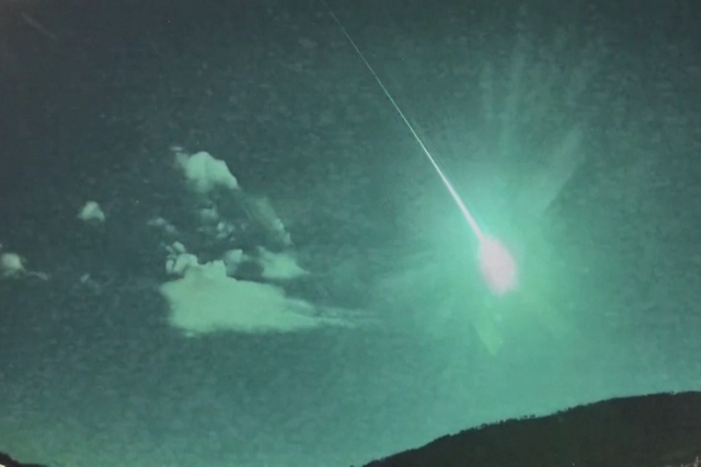 Khoảnh khắc sao chổi hiếm gặp thắp sáng bầu trời Tây Ban Nha và Bồ Đào Nha - Ảnh 1.
