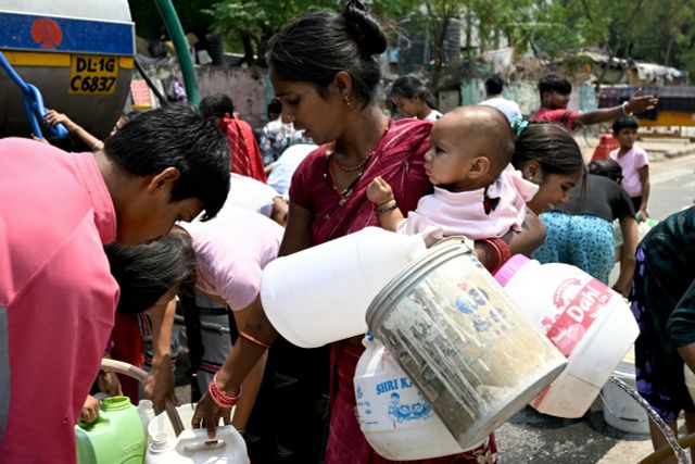 Người dân nghèo Ấn Độ khổ sở vì không có nước - Ảnh 1.