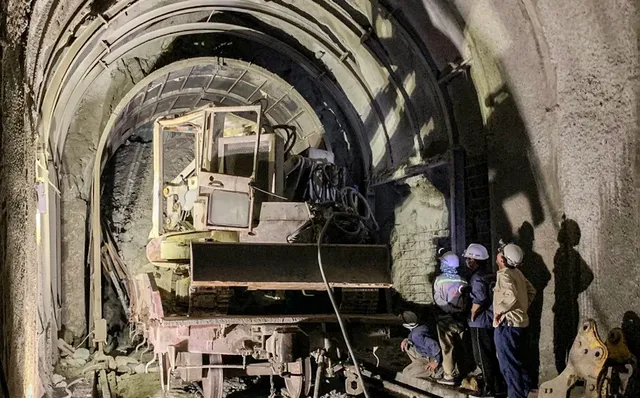 Sạt lở hầm đường sắt Chí Thạnh: 50 công nhân làm việc không nghỉ khắc phục sự cố - Ảnh 1.