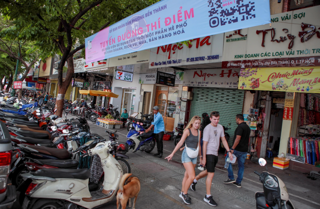 Vỉa hè tại TP Hồ Chí Minh thông thoáng, ngăn nắp hơn sau thu phí - Ảnh 1.