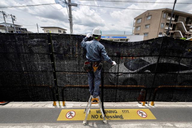 Phản ứng của du khách về việc Nhật Bản dựng rào chắn ngăn chụp ảnh núi Phú Sĩ - Ảnh 1.