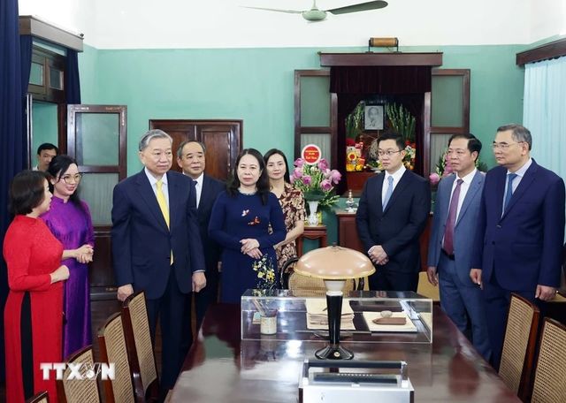 Chủ tịch nước Tô Lâm dâng hương tưởng nhớ Chủ tịch Hồ Chí Minh - Ảnh 2.