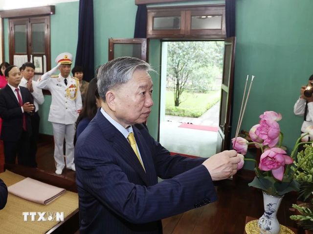 Chủ tịch nước Tô Lâm dâng hương tưởng nhớ Chủ tịch Hồ Chí Minh - Ảnh 1.