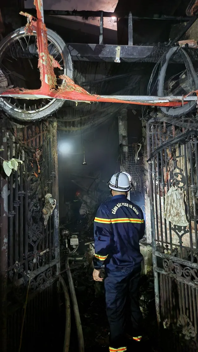 Vụ cháy nhà trọ ở Trung Kính làm 14 người tử vong: Cứu được 7 người mắc kẹt - Ảnh 1.