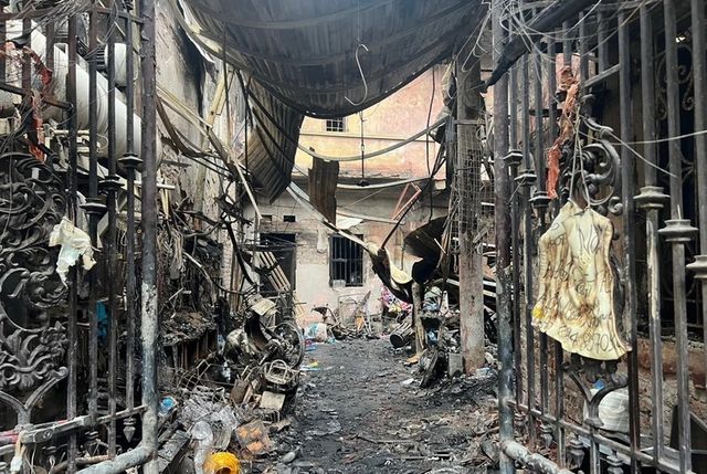 Hình ảnh hiện trường vụ cháy nhà trọ thảm khốc làm 14 người chết ở Hà Nội - Ảnh 2.