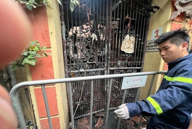 Hình ảnh hiện trường vụ cháy nhà trọ thảm khốc làm 14 người chết ở Hà Nội - Ảnh 1.