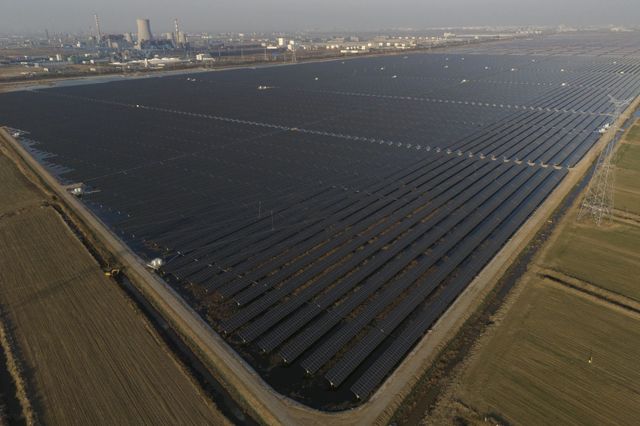 Trung Quốc thực hiện kế hoạch phát triển điện mặt trời bền vững quy mô lớn - Ảnh 2.