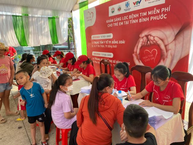 Chương trình “Trái tim cho em” tổ chức khám sàng lọc bệnh tim bẩm sinh tại tỉnh Bình Phước - Ảnh 7.