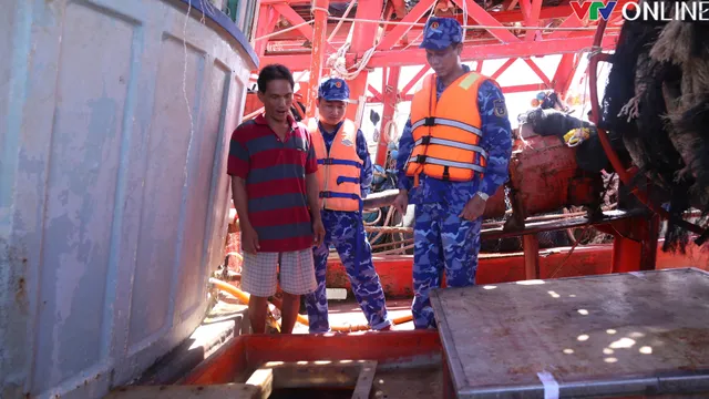 Cảnh sát biển bắt giữ 2 tàu cá vận chuyển 30.000 lít dầu DO lậu trên biển - Ảnh 1.