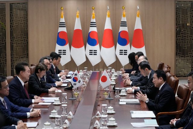 Lãnh đạo Hàn Quốc, Trung Quốc, Nhật Bản gặp song phương trước thềm hội nghị ba bên - Ảnh 2.
