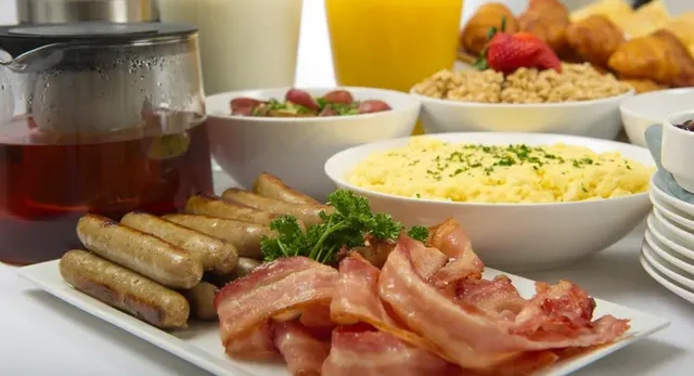 Làm cách nào để tránh ngộ độc thực phẩm khi ăn sáng ở khách sạn? - Ảnh 2.