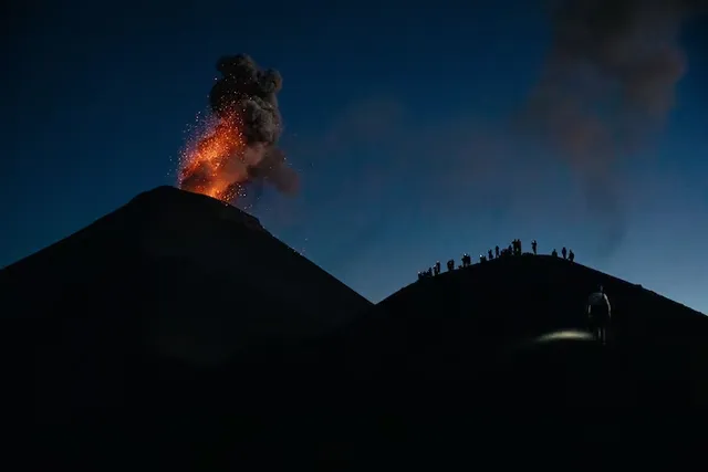 Độc đáo trải nghiệm ngắm núi lửa hoạt động tại Guatemala - Ảnh 1.