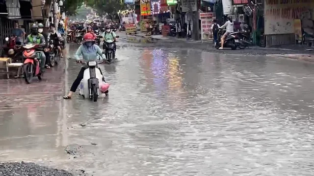 TP Hồ Chí Minh: Đường xuống cấp người dân đi lại khó khăn - Ảnh 4.