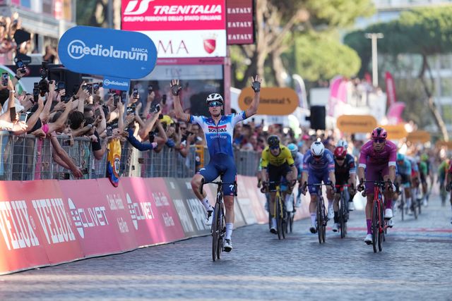 Tadej Pogacar và chức vô địch lịch sử tại Giro DItalia - Ảnh 1.