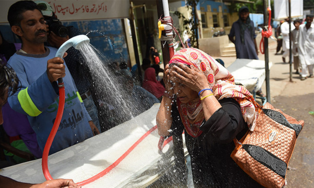 Pakistan dựng hơn 1.000 trại tránh nắng cho người dân - Ảnh 1.
